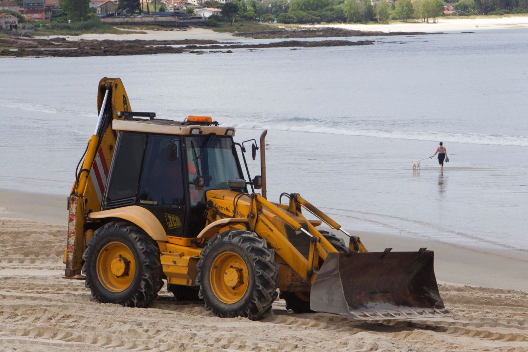 El ayuntamiento de Vigo comienza a preparar las playas, en la foto la de Samil. El ayuntamiento de Vigo comienza a preparar las playas, en la foto la de Samil.
