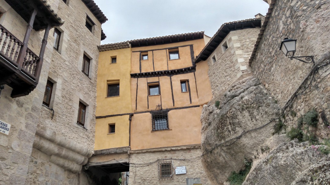 Las Casas Colgadas lucen ya sin andamios y las obras están al 95 por ciento