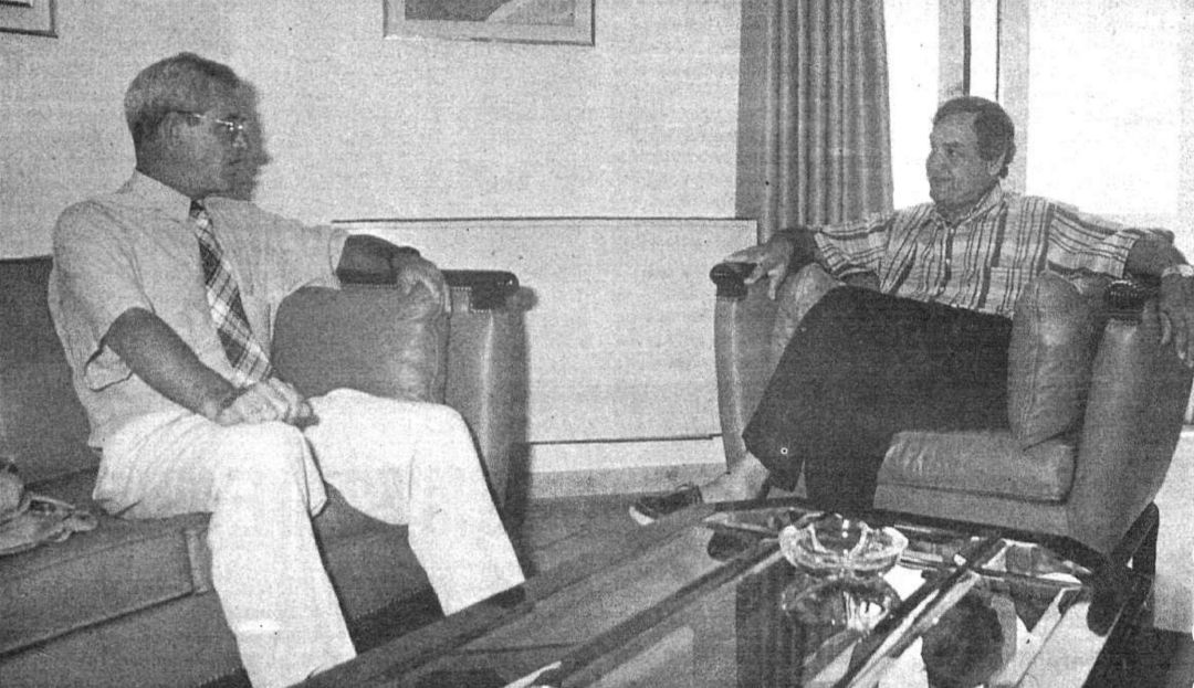 Imagen de la reunión entre José María Espino (alcalde de Arrecife) y el entonces director general de vivienda del Gobierno de Canarias José María Senante el 4 de agosto de 1994. Archivo de El Jable de la ULPGC. Imagen de la reunión entre José María Espino (alcalde de Arrecife) y el entonces director general de vivienda del Gobierno de Canarias José María Senante el 4 de agosto de 1994. Archivo de El Jable de la ULPGC.