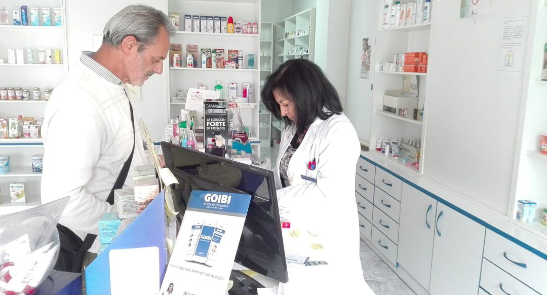 Farmacia de Cabrejas del Pinar, con la farmaceútica Juana Estebaranz. Farmacia de Cabrejas del Pinar, con la farmaceútica Juana Estebaranz.