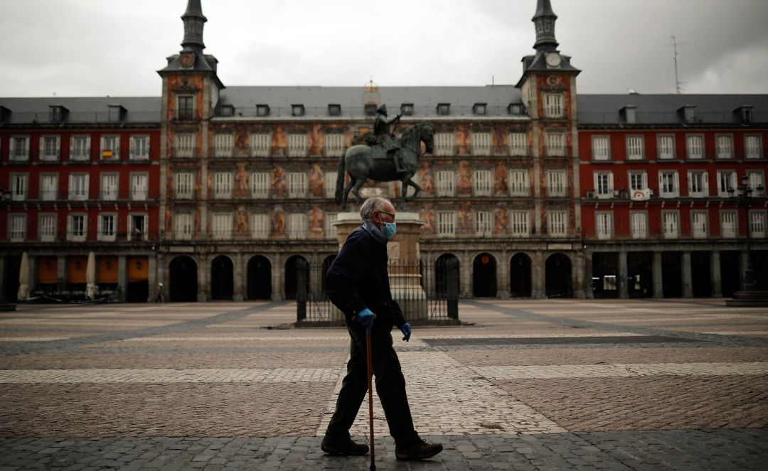 Un hombre pasea por Madrid. Un hombre pasea por Madrid.