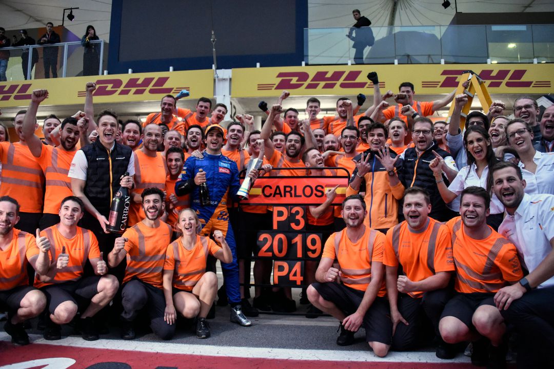 Carlos Sainz celebró con el equipo McLaren su podio en el GP de Brasil de 2019. Carlos Sainz celebró con el equipo McLaren su podio en el GP de Brasil de 2019.