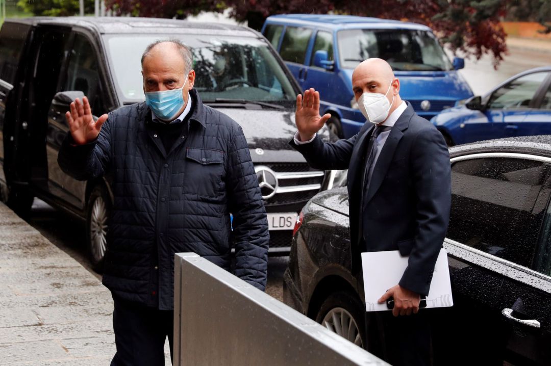 Javier Tebas y Luis Rubiales, a su llegada al CSD para la firma del código de buena conducta. Javier Tebas y Luis Rubiales, a su llegada al CSD para la firma del código de buena conducta.