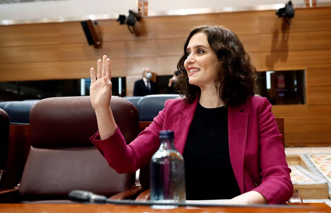 La presidenta regional, Isabel Díaz Ayuso, durante la sesión de control al ejecutivo regional, este jueves, donde responde a preguntas sobre el plan del Gobierno para la desescalada, entre otros, en plena polémica por los contratos del apartahotel en el que está alojada desde el 16 de marzo. La presidenta regional, Isabel Díaz Ayuso, durante la sesión de control al ejecutivo regional, este jueves, donde responde a preguntas sobre el plan del Gobierno para la desescalada, entre otros, en plena polémica por los contratos del apartahotel en el que está alojada desde el 16 de marzo.
