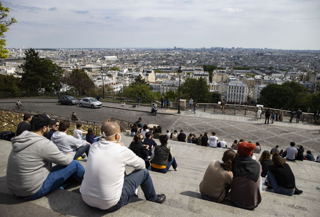 Parisinos disfrutan del sol en las escalinatas del Sacre Coeur. Parisinos disfrutan del sol en las escalinatas del Sacre Coeur.