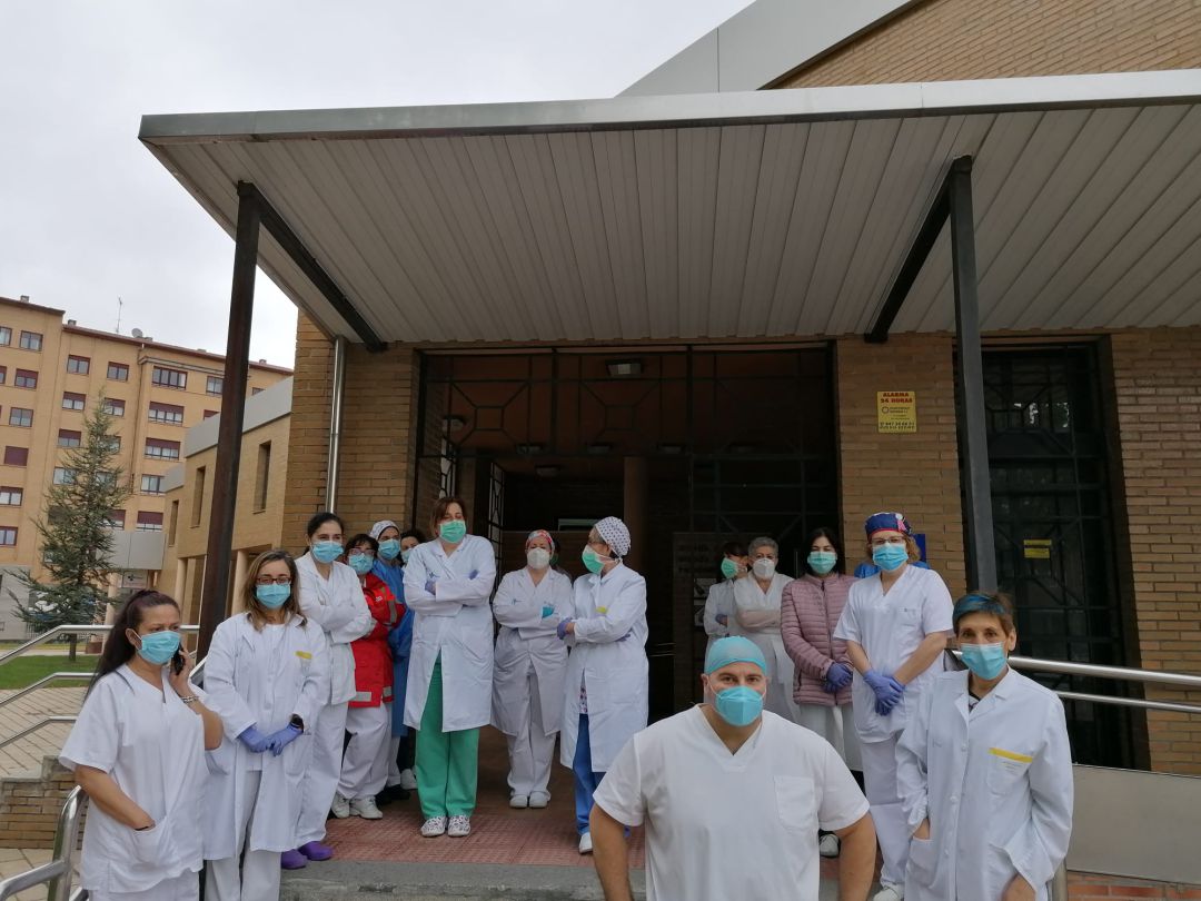 Concentración de profesionales en el Centro de Salud Sur de Aranda en homenaje a los médicos fallecidos por coronavirus Concentración de profesionales en el Centro de Salud Sur de Aranda en homenaje a los médicos fallecidos por coronavirus