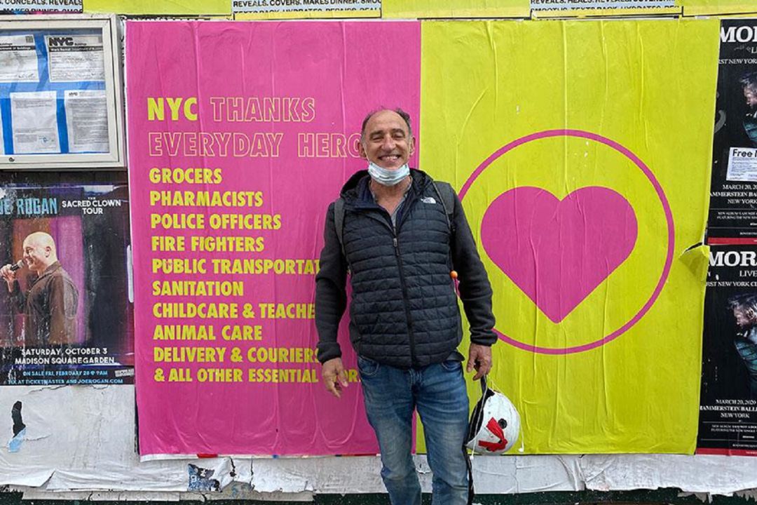Ramón posa con su mascarilla en las calles de Nueva York Ramón posa con su mascarilla en las calles de Nueva York
