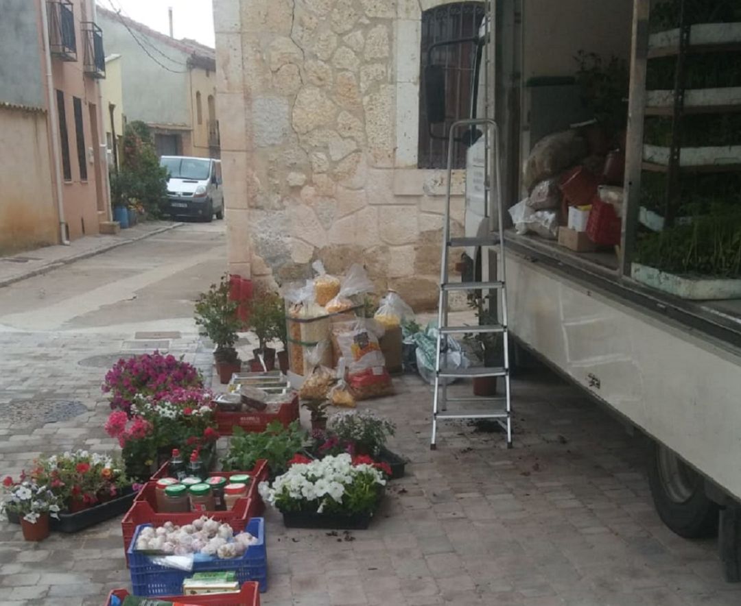 Matías monta cada día su particular supermercado en cada población Matías monta cada día su particular supermercado en cada población