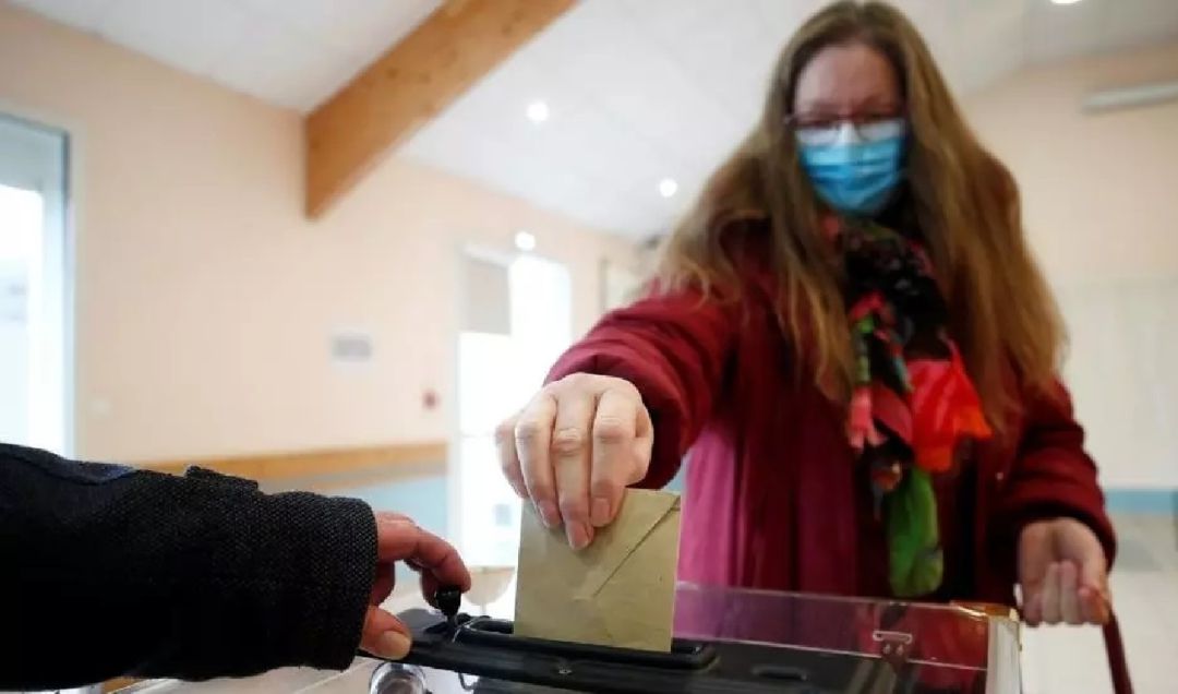 Una muejr vota en un coelgio electoral en las recientes elecciones municipales en Francia Una muejr vota en un coelgio electoral en las recientes elecciones municipales en Francia