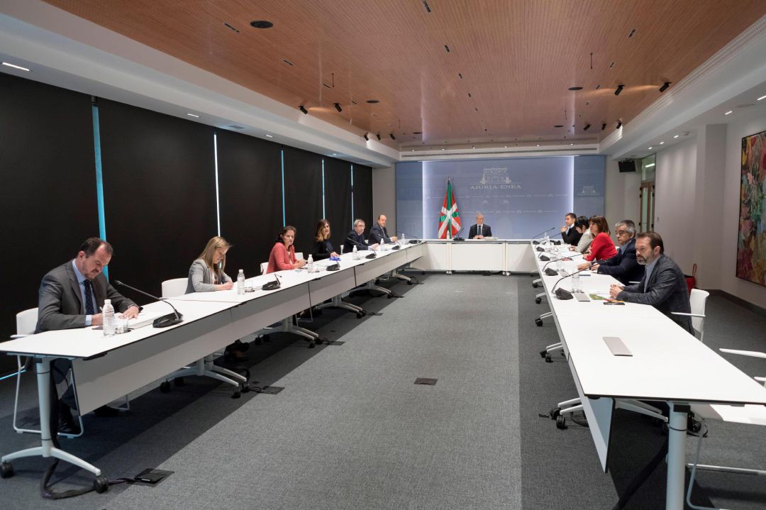Imagen cedida por el Gobierno Vasco de la reunión celebrada este jueves en la sede de la Lehendakaritza en Vitoria de las fuerzas políticas parlamentarias con el lehendakari, Iñigo Urkullu, para analizar la fecha de celebración de las elecciones que estaban previstas para el 5 de abril pero que, al igual que ocurrió en Galicia, tuvieron que suspenderse por la pandemia de coronavirus. Imagen cedida por el Gobierno Vasco de la reunión celebrada este jueves en la sede de la Lehendakaritza en Vitoria de las fuerzas políticas parlamentarias con el lehendakari, Iñigo Urkullu, para analizar la fecha de celebración de las elecciones que estaban previstas para el 5 de abril pero que, al igual que ocurrió en Galicia, tuvieron que suspenderse por la pandemia de coronavirus.