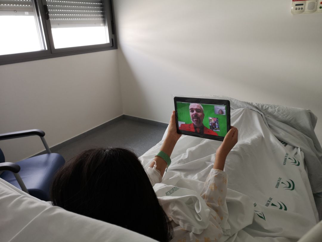 Una paciente visualiza el espectáculo del mago rondeño desde su habitación del hospital Una paciente visualiza el espectáculo del mago rondeño desde su habitación del hospital