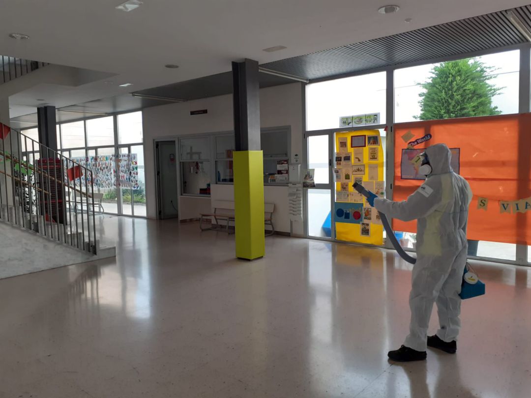 Trabajos de desinfección en los colegios de Gandia que aún no saben cuándo abrirán Trabajos de desinfección en los colegios de Gandia que aún no saben cuándo abrirán