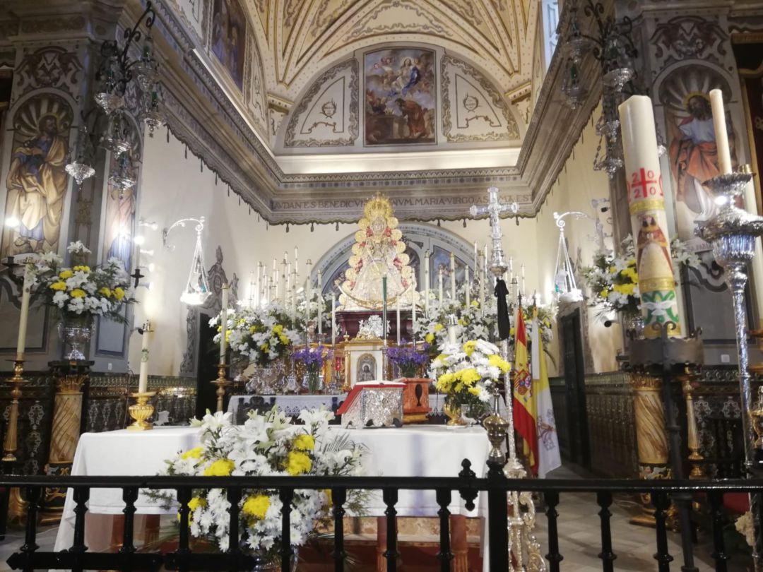 La Virgen del Rocío en el Altar Mayor de la Iglesia Ntra. Sra. de la Asunción de Almonte (Huelva) La Virgen del Rocío en el Altar Mayor de la Iglesia Ntra. Sra. de la Asunción de Almonte (Huelva)