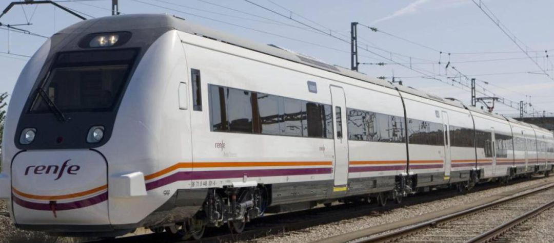 Tren de viajeros circulando por una vía. Tren de viajeros circulando por una vía.