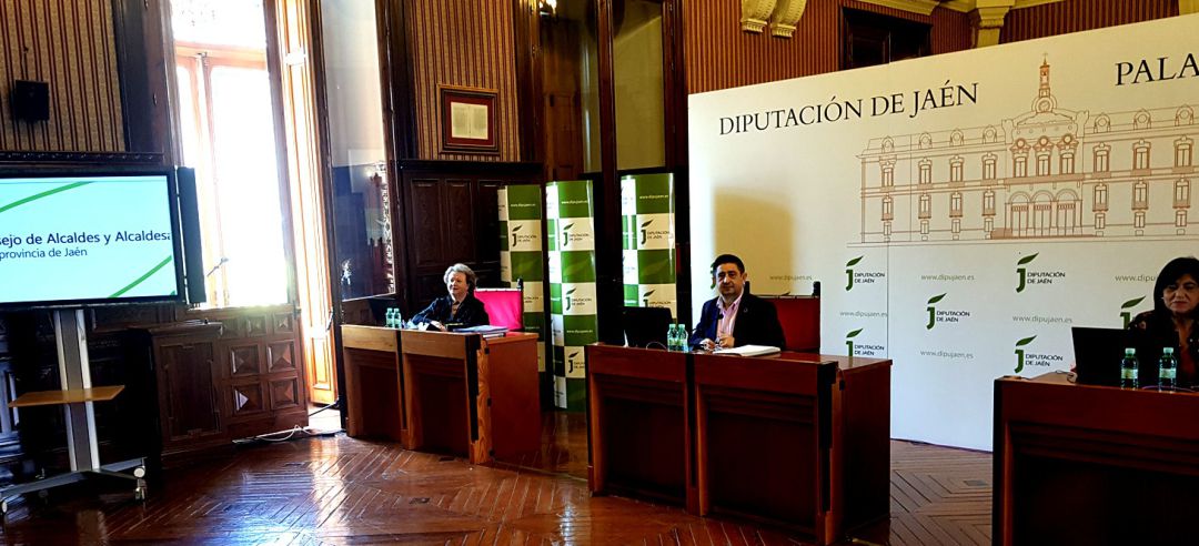 Francisco Reyes, presidente de la Diputación Provincial de Jaén, entre las dos vicepresidentas, Pilar Parra y Paqui Medina, durante la reunión del Consejo de Alcaldes y Alcaldesas. Francisco Reyes, presidente de la Diputación Provincial de Jaén, entre las dos vicepresidentas, Pilar Parra y Paqui Medina, durante la reunión del Consejo de Alcaldes y Alcaldesas.