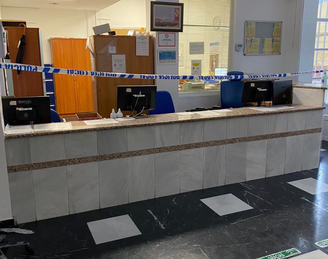 Recepción del Centro de Salud de Jódar sin la mampara de protección Recepción del Centro de Salud de Jódar sin la mampara de protección