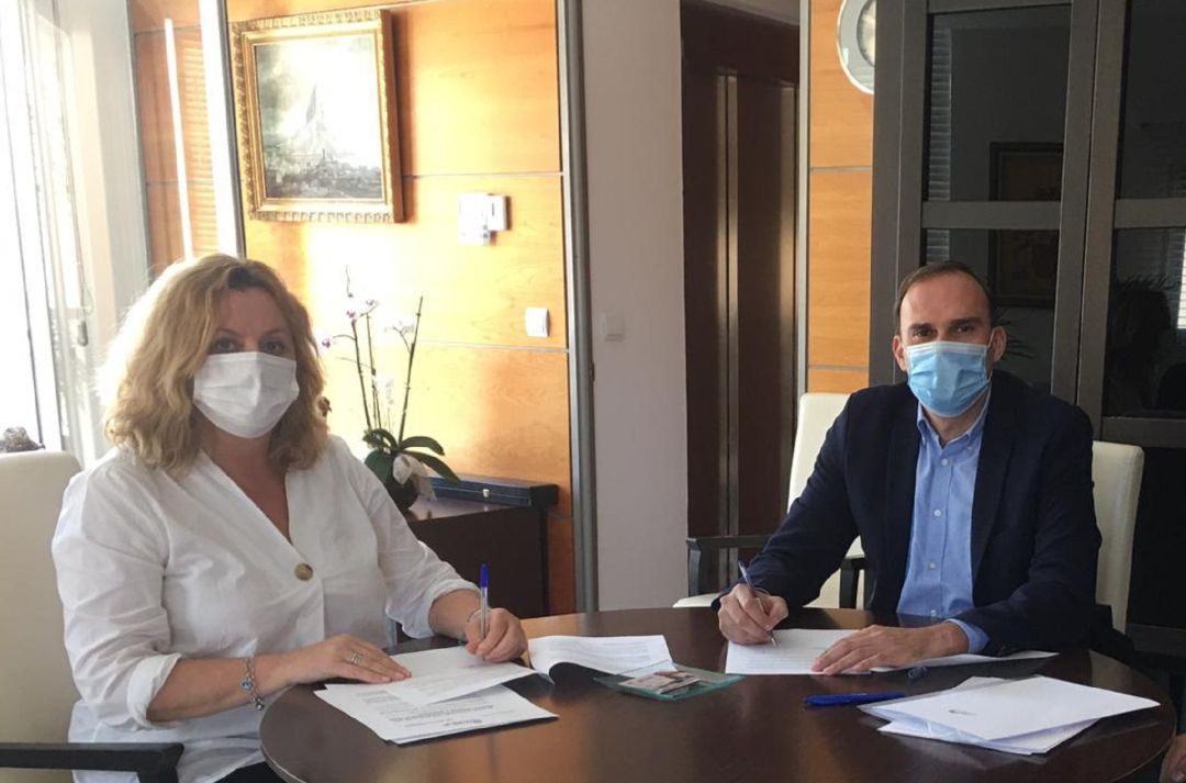 Reunión en el Ayuntamiento de Calp, usando mascarilla. Reunión en el Ayuntamiento de Calp, usando mascarilla.