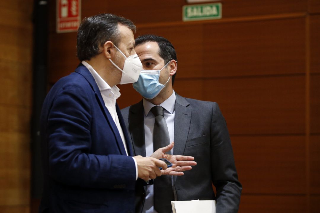 El vicepresidente regional, Ignacio Aguado y Alberto Reyero, consejero de Políticas Sociales, durante la sesión de control al ejecutivo. El vicepresidente regional, Ignacio Aguado y Alberto Reyero, consejero de Políticas Sociales, durante la sesión de control al ejecutivo.