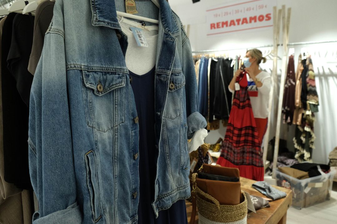 Preparación de una tienda de ropa antes de ser abierta al público en Palma durante la fase 1 Preparación de una tienda de ropa antes de ser abierta al público en Palma durante la fase 1