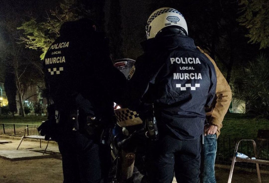 Imagen de una de las denuncias por botellón en Murcia. Foto de archivo Imagen de una de las denuncias por botellón en Murcia. Foto de archivo