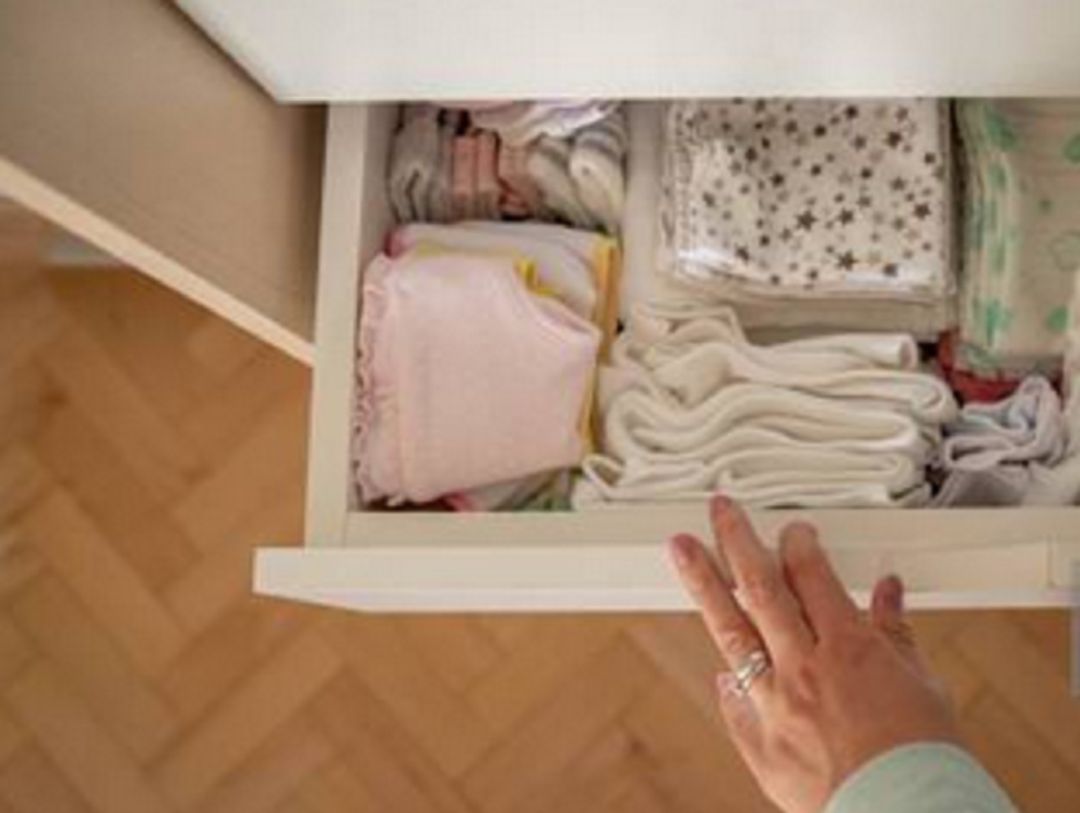 Prendas de bebé en un cajón Prendas de bebé en un cajón