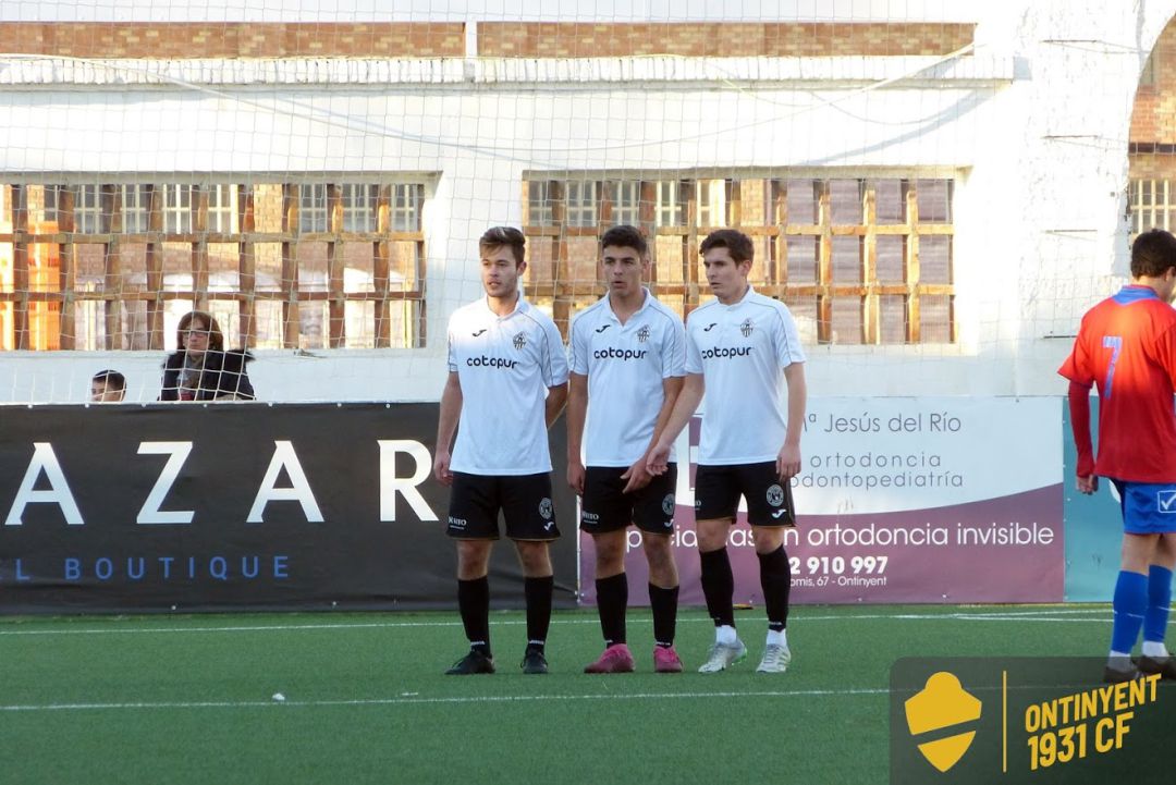 Imatge dels jugadors de l'Ontinyent 1931 en una tanca defensiva en l'encontre davant del Beniarrés Imatge dels jugadors de l'Ontinyent 1931 en una tanca defensiva en l'encontre davant del Beniarrés