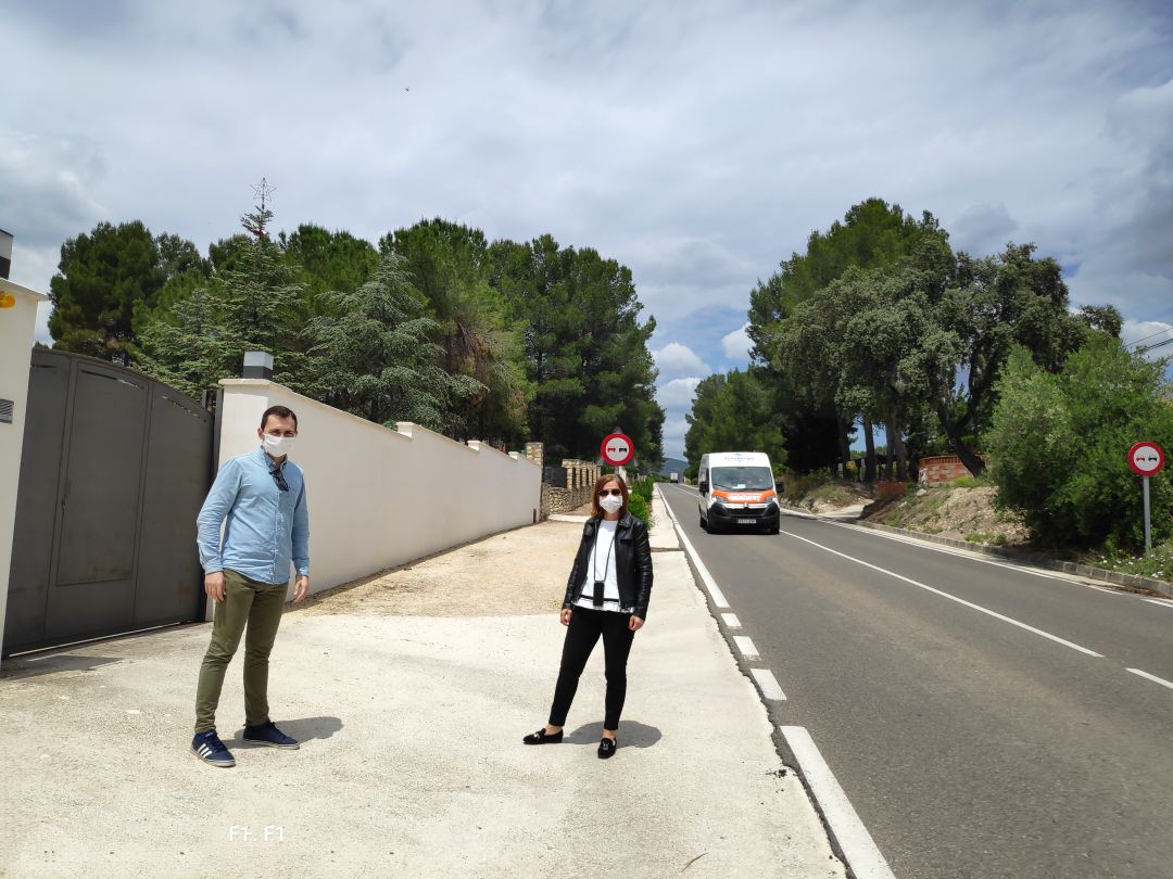 Foto de Paco Penadés i Merces Pastor en la zona que demanen il·luminar Foto de Paco Penadés i Merces Pastor en la zona que demanen il·luminar