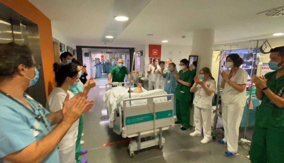 Un paciente abandona la UCI entre aplausos de los sanitarios Un paciente abandona la UCI entre aplausos de los sanitarios