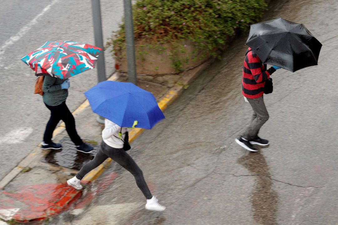 Tres personas se protegen con paraguas de la lluvia cuando para este jueves, Aemet pronostica, durante la primer mitad del día, cielo nuboso o cubierto con precipitaciones generalizadas, que podrán ir ocasionalmente con tormenta y llegar a ser localmente fuertes, preferentemente en la mitad norte. Tres personas se protegen con paraguas de la lluvia cuando para este jueves, Aemet pronostica, durante la primer mitad del día, cielo nuboso o cubierto con precipitaciones generalizadas, que podrán ir ocasionalmente con tormenta y llegar a ser localmente fuertes, preferentemente en la mitad norte.