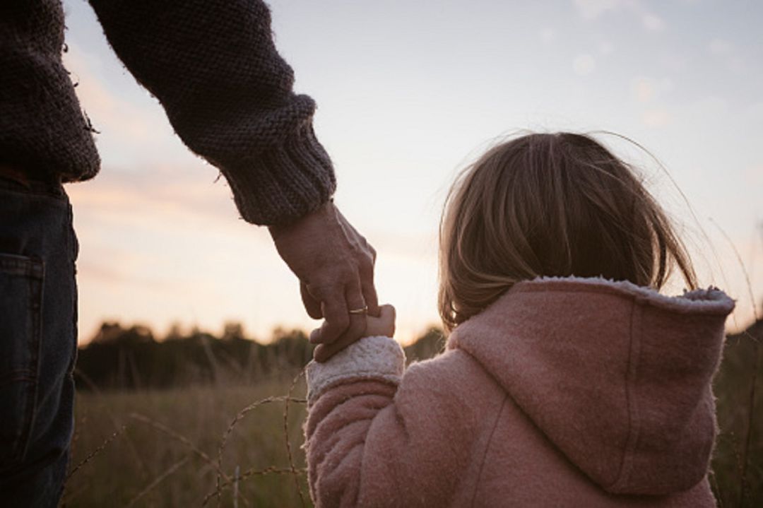 Niña paseando con su padre Niña paseando con su padre