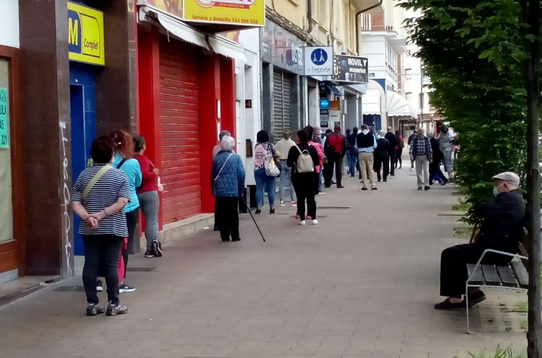 Colas frente a una oficina bancaria de Kutxabank Colas frente a una oficina bancaria de Kutxabank