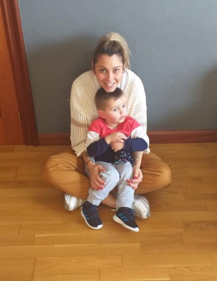 Sandra con su hijo de 3 años en su casa de Logroño Sandra con su hijo de 3 años en su casa de Logroño