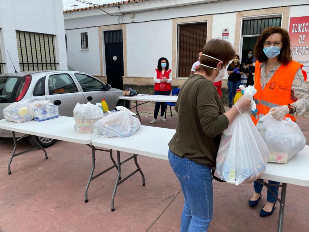 El reparto de alimentos se ha realizado en el centro cívico del barrio de Padre Jesús El reparto de alimentos se ha realizado en el centro cívico del barrio de Padre Jesús