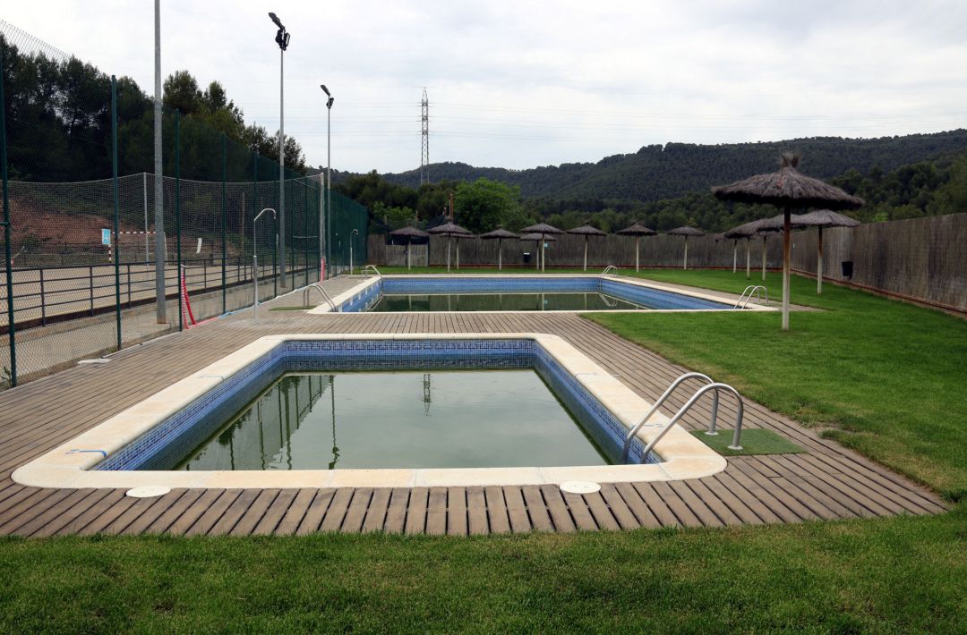 Imagen de archivo de varias piscinas. Imagen de archivo de varias piscinas.