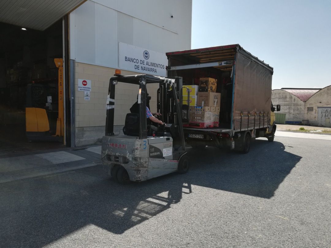 Un voluntario colaborando en el Banco de Alimentos de Navarra Un voluntario colaborando en el Banco de Alimentos de Navarra