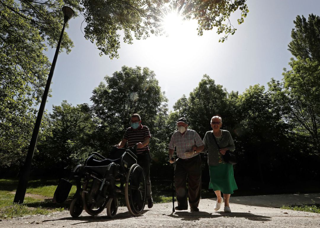 Dos personas mayores acompañados de un familiar caminan por el paseo del Arga, en la localidad navarra de Huarte, en una jornada donde continúa la fase de desesacalada que permite salir a la calle en diferentes horarios a los ciudadanos repartidos en diferentes tramos de edad. Dos personas mayores acompañados de un familiar caminan por el paseo del Arga, en la localidad navarra de Huarte, en una jornada donde continúa la fase de desesacalada que permite salir a la calle en diferentes horarios a los ciudadanos repartidos en diferentes tramos de edad.