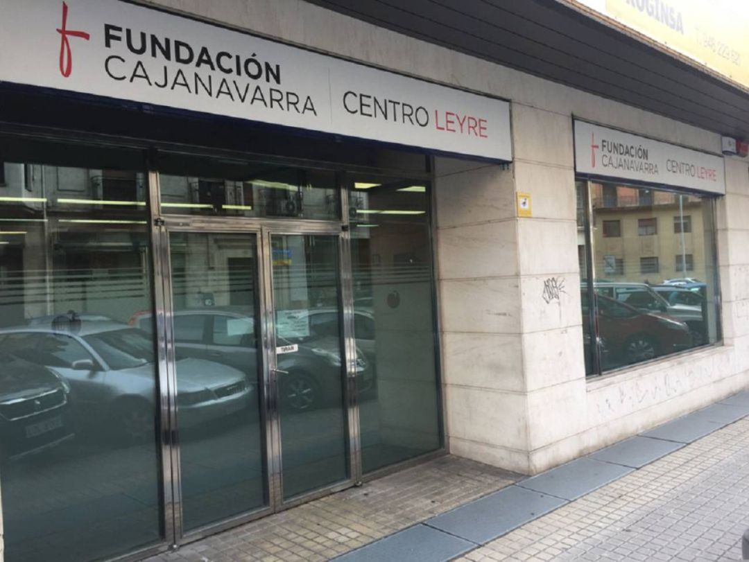 Entrada al centro Leyre de la Fundación Caja Navarra en Pamplona Entrada al centro Leyre de la Fundación Caja Navarra en Pamplona