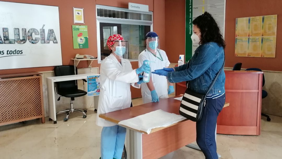 Auxiliares de enfermería proporcionan gel hidroalcohólico a la entrada del hospital de Úbeda Auxiliares de enfermería proporcionan gel hidroalcohólico a la entrada del hospital de Úbeda
