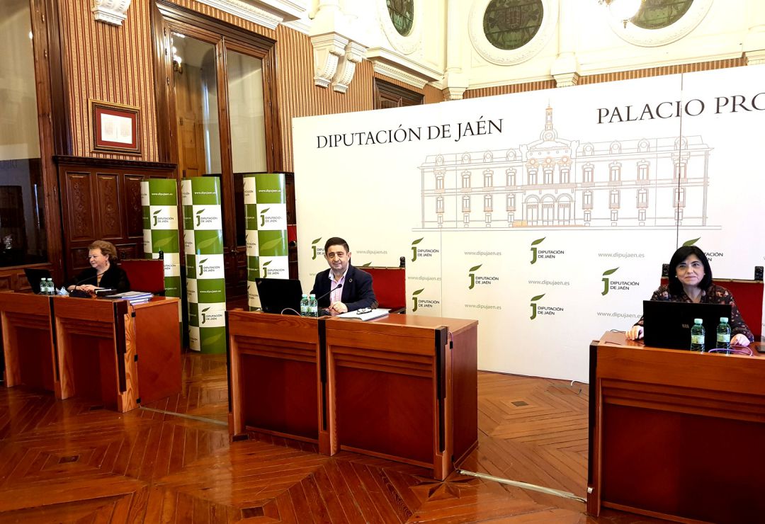 El presidente de la Diputacio, Fco. Reyes, entre las dos vicepresidentas, Pilar Parra y Paqui Medina, en la reunión del Consejo de Alcaldes El presidente de la Diputacio, Fco. Reyes, entre las dos vicepresidentas, Pilar Parra y Paqui Medina, en la reunión del Consejo de Alcaldes