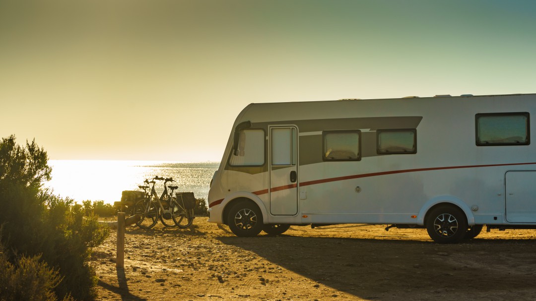 Autocaravanas, motos, libros y terrazas en la playa para la desescalada