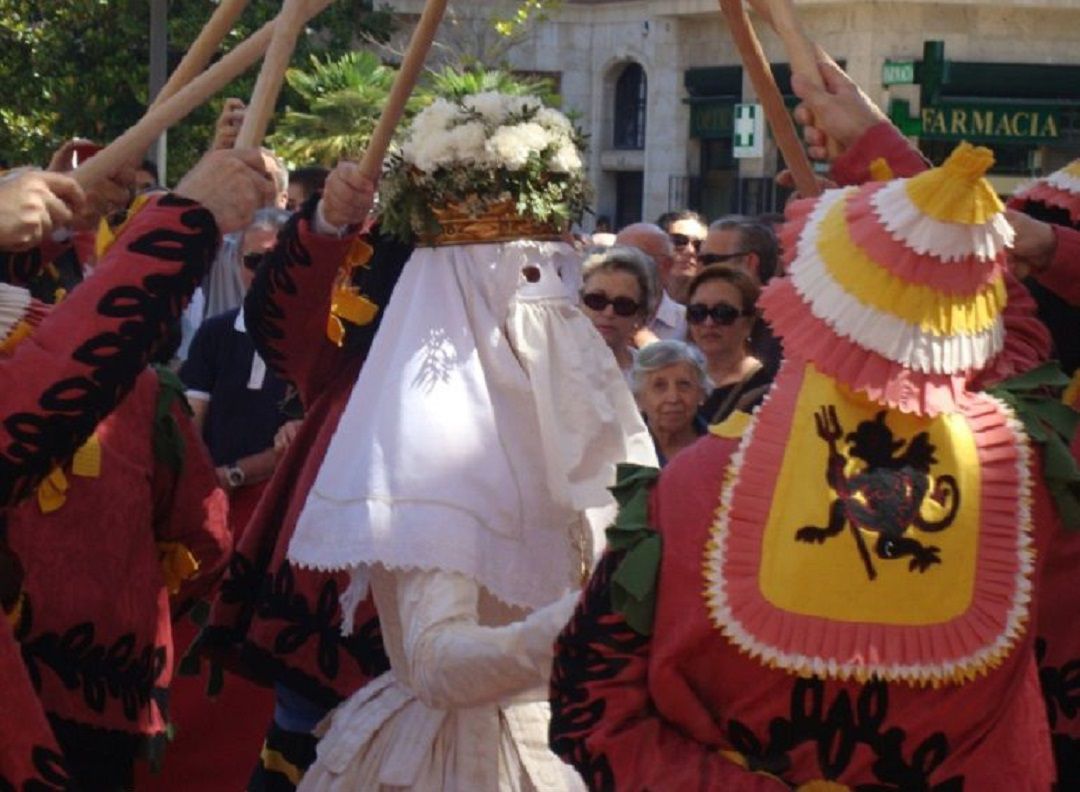 El ball de la Moma en la Procesión del Corpus Christi de València. Foto de archivo El ball de la Moma en la Procesión del Corpus Christi de València. Foto de archivo