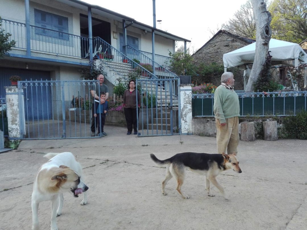 Los vecinos de Monterrubio, Pepe en primer plano, y Maria Socorro y Ángel con su hijo Los vecinos de Monterrubio, Pepe en primer plano, y Maria Socorro y Ángel con su hijo