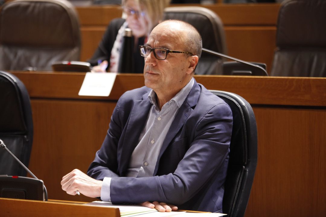 El consejero de Educación, Felipe Faci, en la sesión de las Cortes de Aragón El consejero de Educación, Felipe Faci, en la sesión de las Cortes de Aragón