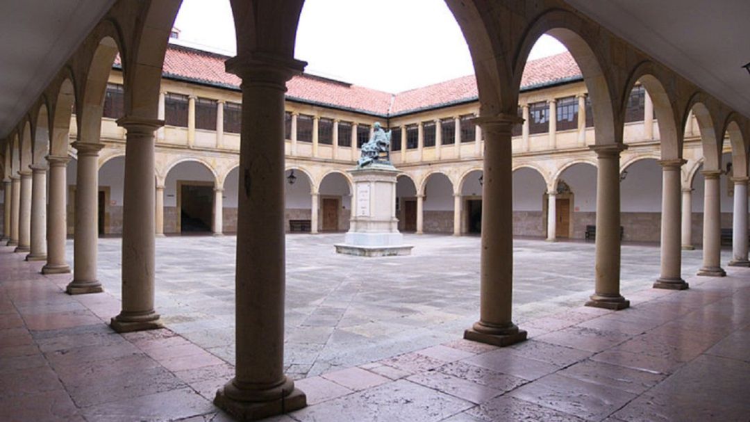 Patio del Edificio Histórico de la Universidad. Patio del Edificio Histórico de la Universidad.