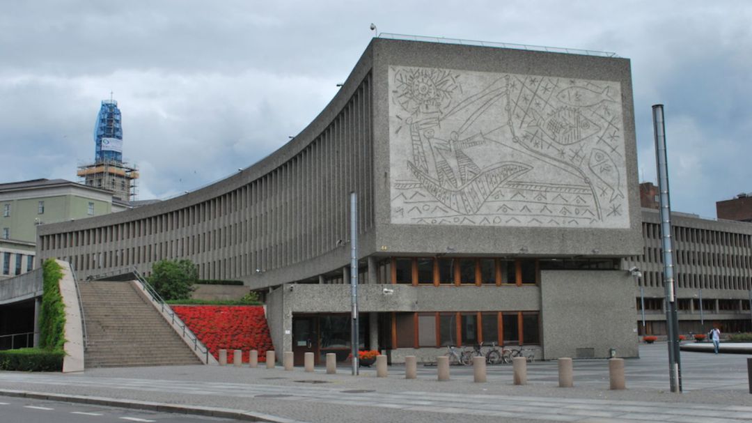 El complejo gubernamental que fue objeto de un atentado en 2011; las obras están consideradas como las primeras de carácter monumental ideadas por el artista español.
El complejo gubernamental que fue objeto de un atentado en 2011; las obras están consideradas como las primeras de carácter monumental ideadas por el artista español.