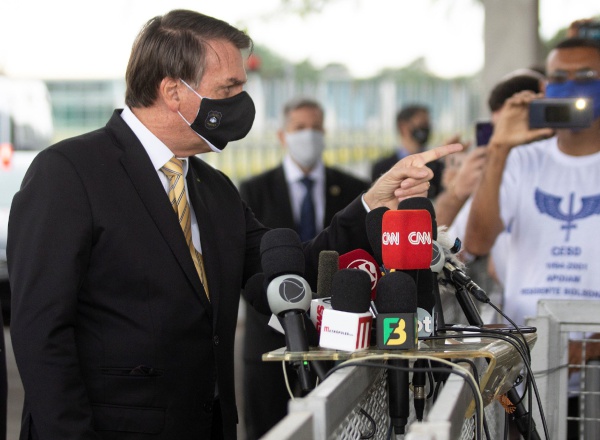 El presidente de Brasil, Jair Bolsonaro, se dirige a la prensa.