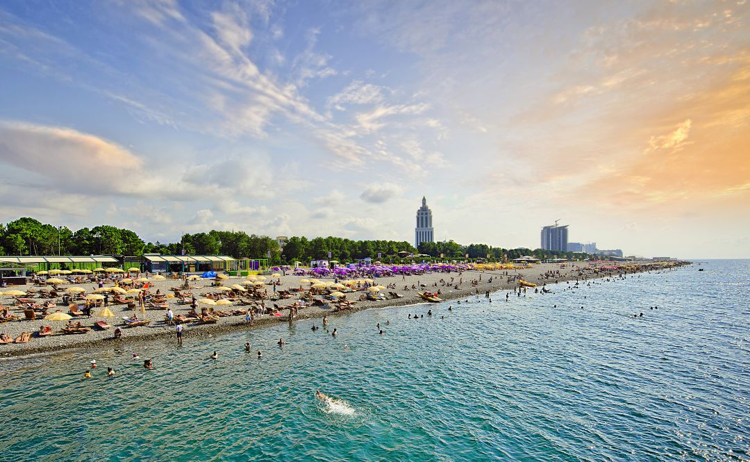 Batumi, la ciudad más oriental y más turística de Georgia, está bañada por el Mar Negro. Batumi, la ciudad más oriental y más turística de Georgia, está bañada por el Mar Negro.