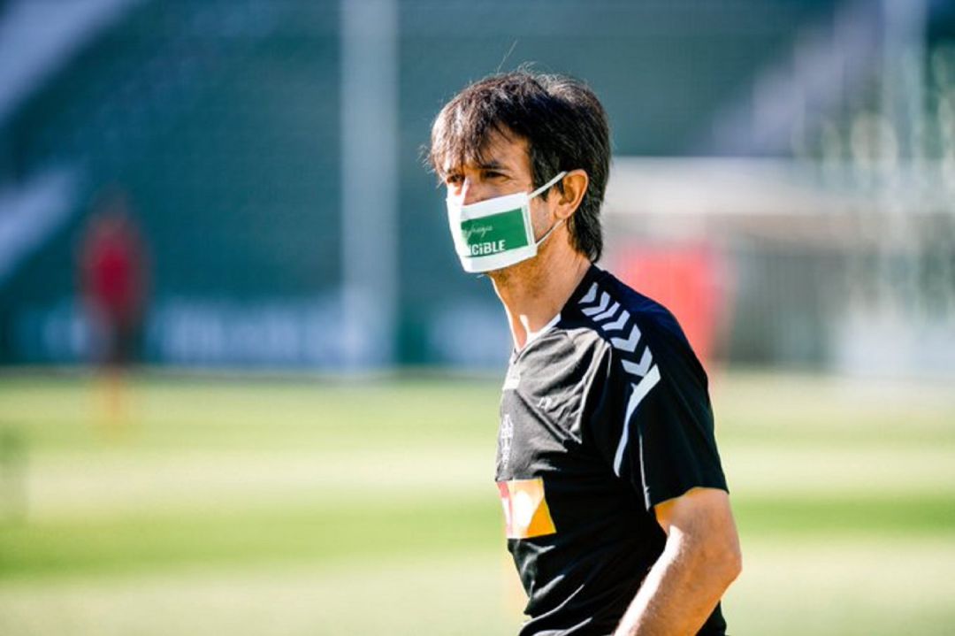 Pacheta con la mascarilla durante un entrenamiento Pacheta con la mascarilla durante un entrenamiento
