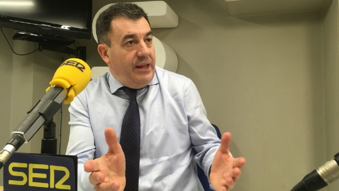 El conselleiro de Cultura y Turismo, Román Rodríguez, en una entrevista presencial en los estudios de Radio Galicia El conselleiro de Cultura y Turismo, Román Rodríguez, en una entrevista presencial en los estudios de Radio Galicia