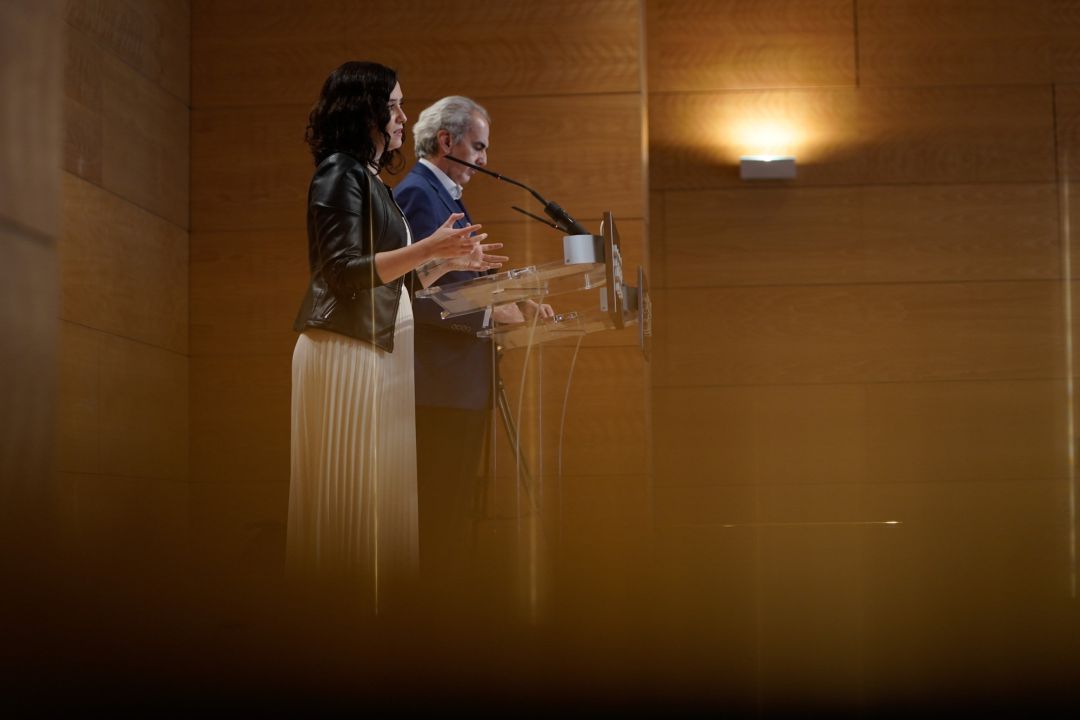 La presidenta de la Comunidad de Madrid, Isabel Díaz Ayuso, y el consejero de Sanidad de la comunidad, Enrique Ruiz Escudero, comparecen en rueda de prensa La presidenta de la Comunidad de Madrid, Isabel Díaz Ayuso, y el consejero de Sanidad de la comunidad, Enrique Ruiz Escudero, comparecen en rueda de prensa